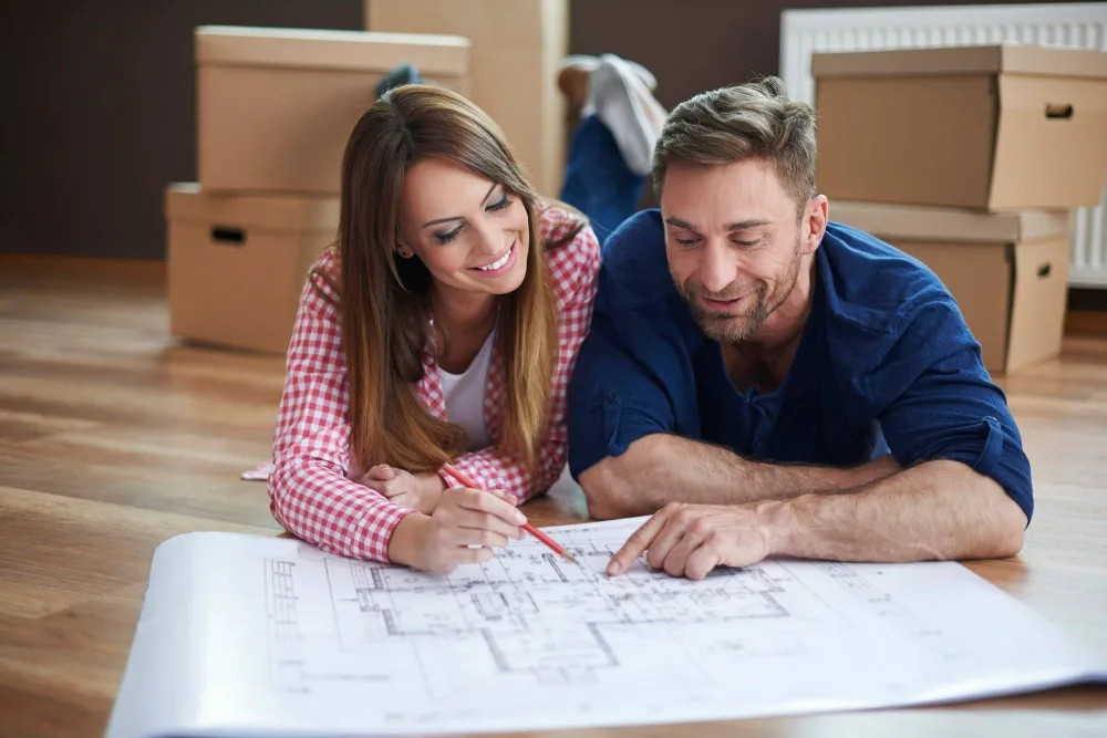 Casal feliz recebendo chaves de apartamento novo de construtora, representando a compra facilitada com entrada parcelada em Pernambuco.